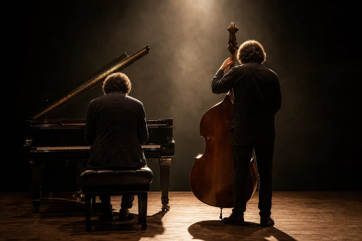 Vue de dos d un pianiste et d un contrebassiste jouant sur une petite scène